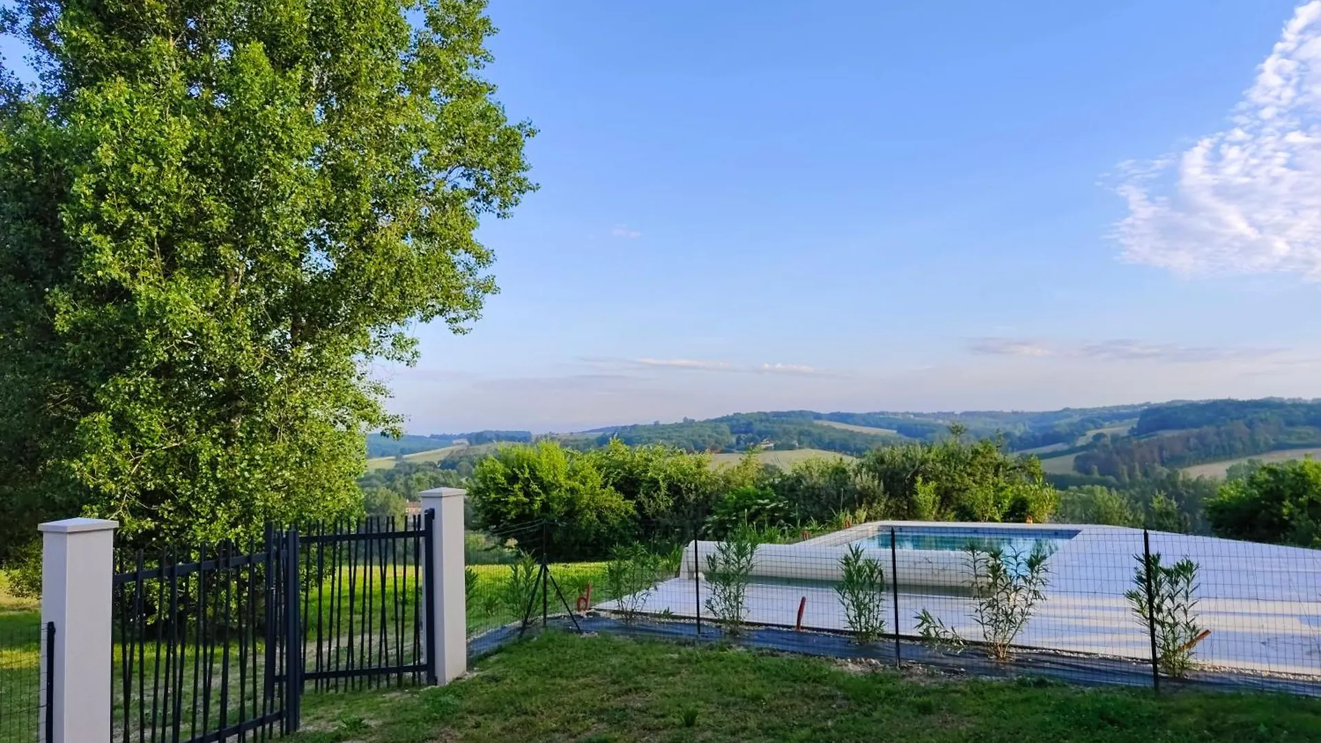 Gite Mondurausse - Avec Piscine Et Vue Sur La Vallee La Salvetat-Belmontet 프랑스
