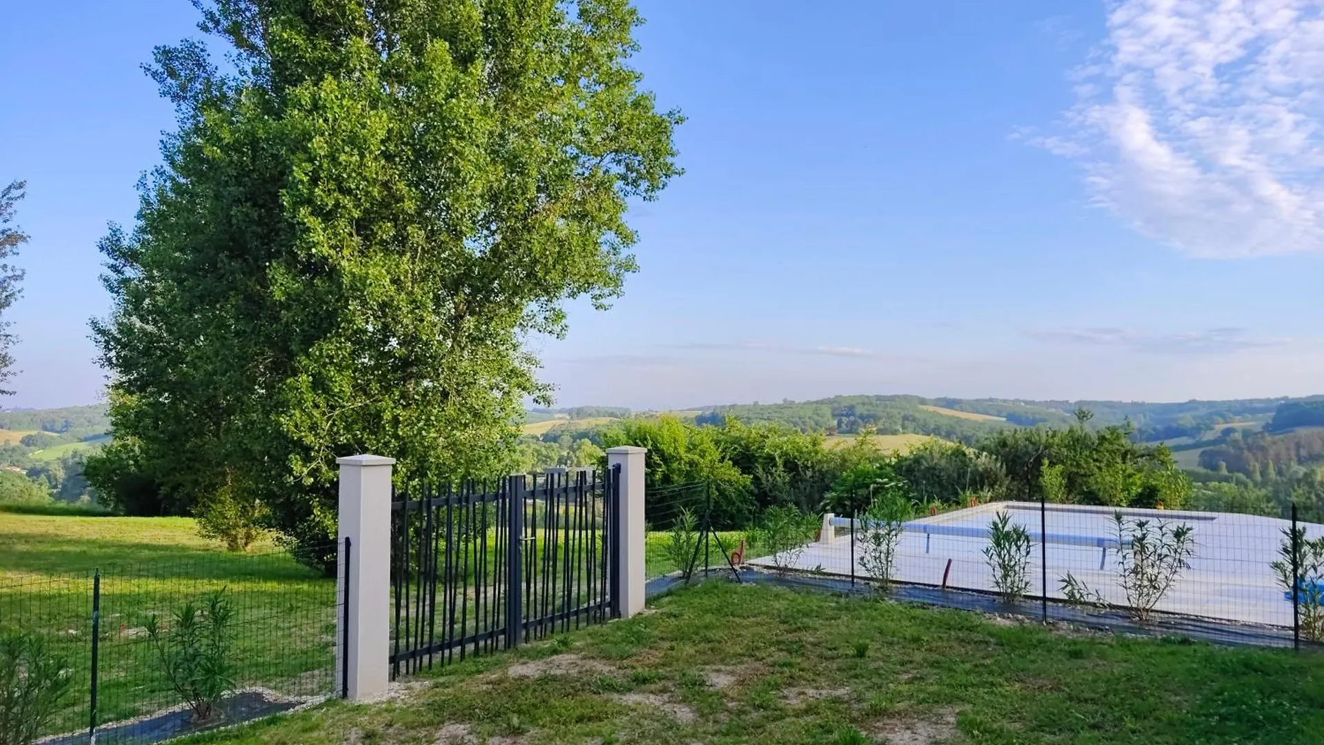 Gite Mondurausse - Avec Piscine Et Vue Sur La Vallee La Salvetat-Belmontet 0*,  프랑스